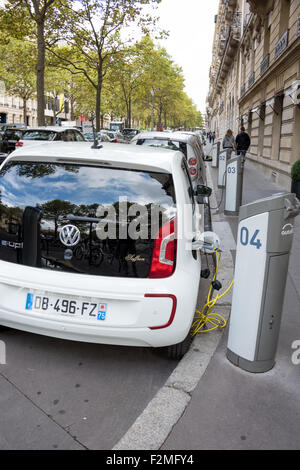 Ein Elektroauto angeschlossen, um eine Straße, die Ladestation in der europäischen Stadt Paris In Frankreich Stockfoto