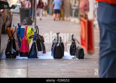 Gefälschten italienischen Taschen für den Verkauf auf der Straße Stockfoto