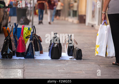 Gefälschten italienischen Taschen für den Verkauf auf der Straße Stockfoto