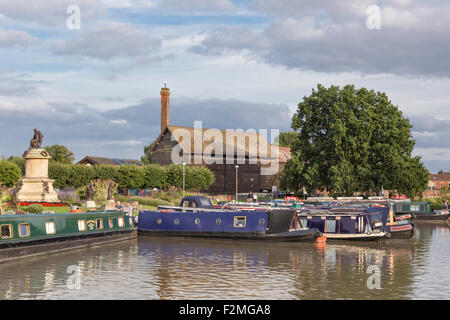 Abendlicht über Bancroft Becken, Stratford-upon-Avon Canal, Stratford-upon-Avon, Warwickshire, England, UK Stockfoto