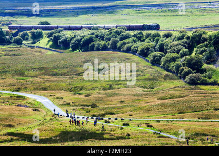 Menschenmassen beobachten die geschleppten 46115 Schotten Gardist bei Ribblehead Yorkshire Dales North Yorkshire England Fellsman Stockfoto