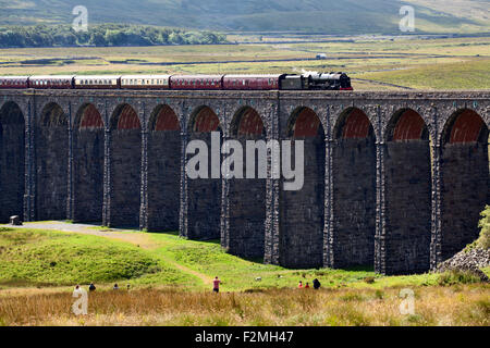 Leute beobachten die geschleppten 46115 Schotten Gardist Kreuz Ribblehead-Viadukt Yorkshire Dales North Yorkshire England Fellsman Stockfoto