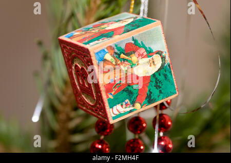 ABC-Holzspielzeug lernen Box Stil dekorative festliche Ornament auf einem traditionellen Weihnachtsbaum hängen Stockfoto