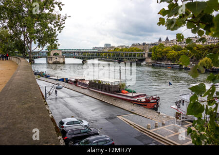 Boote am Ufer in der europäischen Stadt Paris In Frankreich Stockfoto