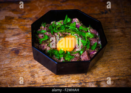 Steak Tartar mit ein rohes Eigelb Stockfoto