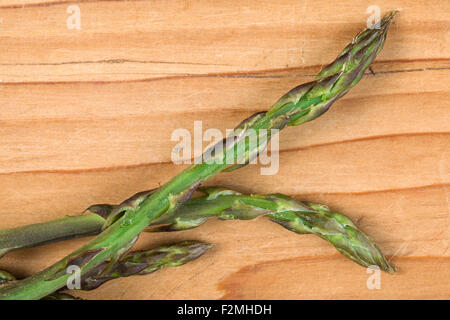 Wilder Spargel auf Holztisch Stockfoto