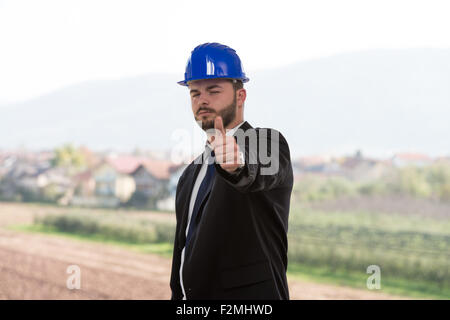 Junge Bauarbeiter Daumen auftauchen Stockfoto