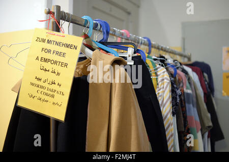 Berlin, Deutschland. 21. Sep, 2015. Gespendeten Kleidung auf einem Gestell in der Zeughofstrasse Flüchtlings-Unterkunft in Berlin, Deutschland, 21. September 2015. Foto: Britta Pedersen/Dpa/Alamy Live News Stockfoto