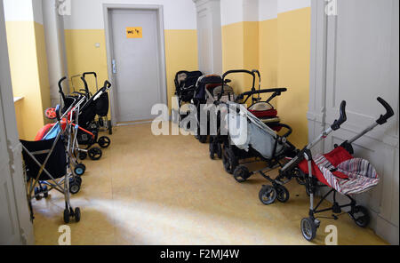 Berlin, Deutschland. 21. Sep, 2015. Buggys, aufgereiht in einem Raum der Zeughofstrasse Flüchtling Unterkunft in Berlin, Deutschland, 21. September 2015. Foto: Britta Pedersen/Dpa/Alamy Live News Stockfoto