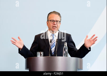 Berlin, Deutschland. 21. Sep, 2015. Frank-Jürgen Weise, Vorsitzender der deutschen Bundesanstalt Job spricht während einer Pressekonferenz in Berlin, Deutschland, 21. September 2015. Beide kommentiert den Plan für die Weise des Bundesamtes für Migration und Flüchtlinge übernehmen. Foto: KLAUS-DIETMAR GABBERT/Dpa/Alamy Live News Stockfoto