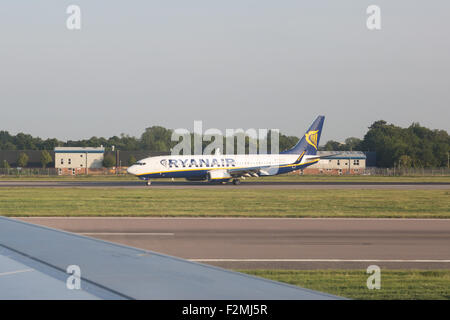 Ryanair-Flugzeug für die Vorbereitung nehmen Sie am Flughafen London Gatwick, Surrey, UK Stockfoto