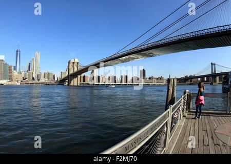 Brooklyn Bridge mit Blick auf Manhattan aus Brooklyn Bridge Park New York City Stockfoto