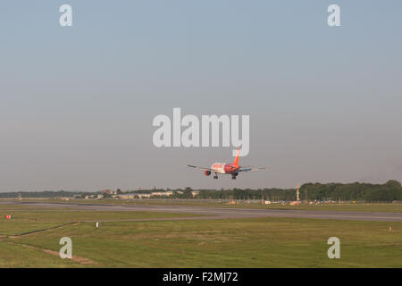 EasyJet Flugzeug landet auf dem Flughafen London-Gatwick, Surrey, UK Stockfoto