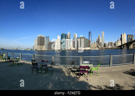 Ansicht des unteren Manhattan Skyline aus Brooklyn Bridge Park New York City Stockfoto