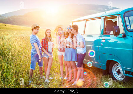 Junge Hipster Freunde auf Roadtrip an einem Sommertag Stockfoto