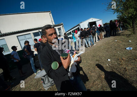 Opatovac, Kroatien. 21. Sep, 2015. Ein Flüchtling aus dem Irak trägt Lebensmittelrationen in seine Arme in einem Zeltcamp in der Nähe von Opatovac, Kroatien, 21. September 2015. Foto: MARIJAN MURAT/Dpa/Alamy Live News Stockfoto