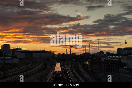 Berlin, Deutschland. 20. Sep, 2015. Der Abendhimmel bei Sonnenuntergang über dem Bahnhof verfolgt in der Nähe von Modersohn-Brücke in Berlin, Deutschland, 20. September 2015. Foto: Soeren Stache/Dpa/Alamy Live News Stockfoto