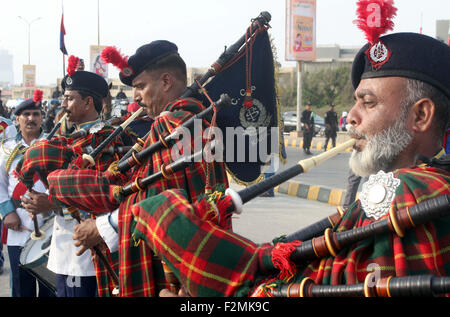 Sindh Polizei Musikband spielte Melodien des Friedens als die Sindh Polizei-Mitarbeiter und Mitglieder der Zivilgesellschaft ein Friedensmarsch vorbei über die Straße in der Nähe von Clifton Beach von Karachi auf Montag, 21. September 2015 halten. Stockfoto