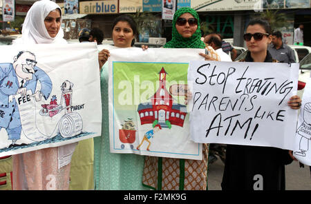 Eltern der privaten Schulen Schüler protestieren gegen Inkrement im monatlichen Studiengebühr während einer Demonstration im Presseklub Karachi auf Montag, 21. September 2015. Stockfoto