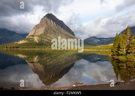 Am frühen Morgen noch Wasser Reflexion, Grinnell Point & Swiftcurrent Lake, Glacier National Park, Montana, USA Stockfoto