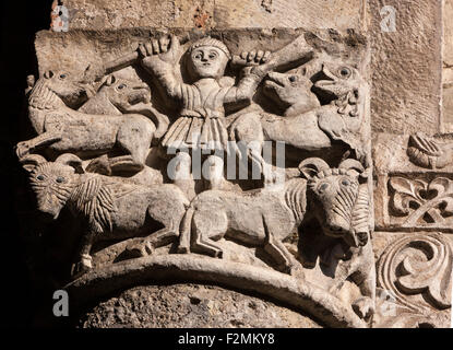 Romanische geschnitzten Stein Kapital an Basilica di Sant' Ambrogio in Mailand mit Schafen, Hirten, Personal und Schaf-Hunde Stockfoto