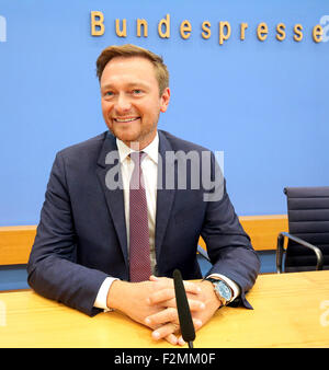 Berlin, Deutschland. 21. Sep, 2015. Christian Lindner, Vorstandsvorsitzender Deutsche politische Partei FDP, wendet sich an Journalisten während einer Pressekonferenz in Berlin, Deutschland, 21. September 2015. Lindner, kommentierte die aktuelle Situation der Flüchtlinge und den griechischen Parlamentswahlen. Foto: Wolfgang Kumm/Dpa/Alamy Live News Stockfoto