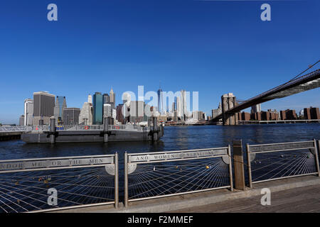 Die Brooklyn Bridge, Blick nach Westen in Richtung Manhattan von Fulton Landing Park Brooklyn Stockfoto