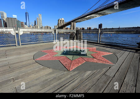 Die Brooklyn Bridge, Blick nach Westen in Richtung Manhattan von Fulton Landing Park Brooklyn Stockfoto