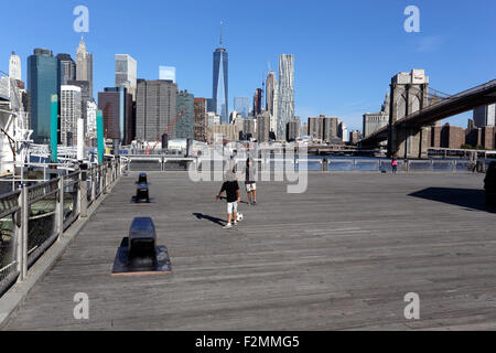 Fußballspielen unter der Brooklyn Bridge im Fulton Landing Park Brooklyn New York City Stockfoto