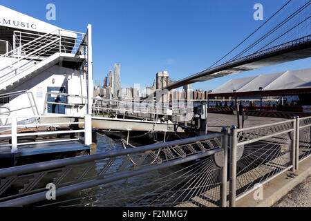 Unter der Brooklyn Bridge Fulton Landing park Brooklyn New York City Stockfoto