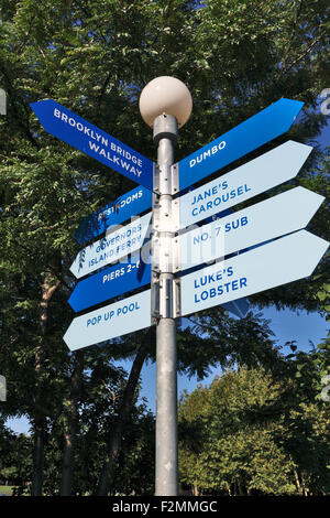 Mast mit Richtungen im Brooklyn Bridge Park Brooklyn New York City Stockfoto