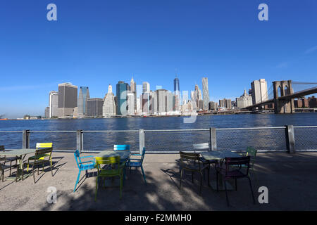 Blick auf die Skyline von Manhattan und Brooklyn Bridge von Fulton Landing Park Brooklyn New York City Stockfoto