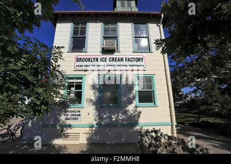 Die Brooklyn Ice Cream Factory unter der Brooklyn Bridge in Fulton Landing Park Brooklyn New York City Stockfoto