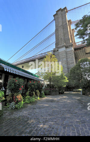 Das River Cafe unter der Brooklyn Bridge in Fulton Landing Park Brooklyn New York City Stockfoto