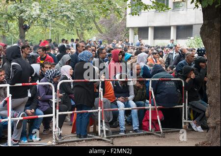 Berlin, Deutschland. 21. Sep, 2015. Flüchtlinge warten hinter Barrieren auf dem Gelände des Berliner Landesamtes für Gesundheit und Soziales in Berlin, Deutschland, 21. September 2015. Die Flüchtling-Registrierungssystem des Landesbetriebes wurde unter Volllast für Monate ausgeführt. Foto: PAUL ZINKEN/Dpa/Alamy Live News Stockfoto