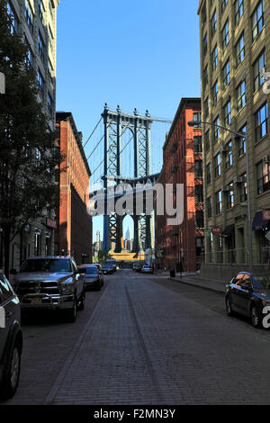 Turm der Manhattan Bridge aus gesehen bilden die DUMBO von Brooklyn New York City Stockfoto