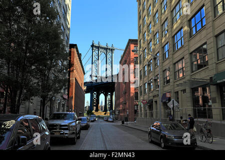 Turm der Manhattan Bridge aus gesehen bilden die DUMBO von Brooklyn New York City Stockfoto