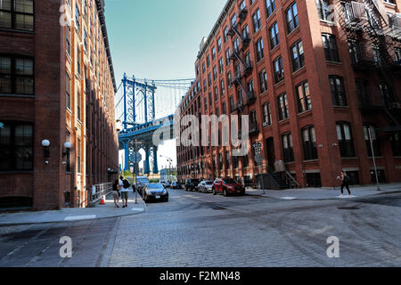 Turm der Manhattan Bridge aus gesehen bilden die DUMBO von Brooklyn New York City Stockfoto