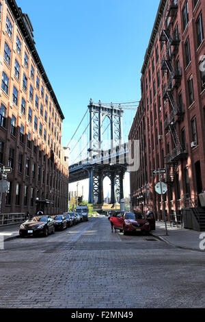 Turm der Manhattan Bridge aus gesehen bilden die DUMBO von Brooklyn New York City Stockfoto