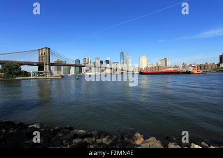 Die Brooklyn Bridge mit Blick auf die Skyline von Manhattan New York City west Stockfoto