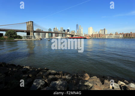 Die Brooklyn Bridge mit Blick auf die Skyline von Manhattan New York City west Stockfoto