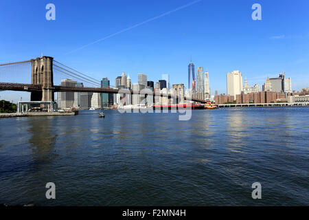 Die Brooklyn Bridge mit Blick auf die Skyline von Manhattan New York City west Stockfoto