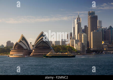 Manly Fähre Freshwater Opernhaus auf dem Weg nach Manly haben nur Circular Quay CBD Wolkenkratzern im Hintergrund Sy ging vorbei Stockfoto