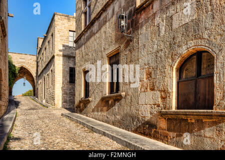 Die Straße der Ritter in Rhodos Griechenland ist eines der am besten erhaltenen und eindrucksvollen mittelalterlichen Bauwerke der Welt. Stockfoto