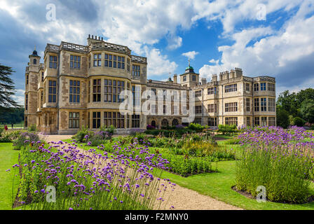 Die Gärten auf der Rückseite des Audley End House, ein 17thC Landhaus in der Nähe von Safran Waldon, Essex, England, UK Stockfoto