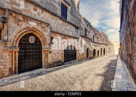 Die Straße der Ritter in Rhodos Griechenland ist eines der am besten erhaltenen und eindrucksvollen mittelalterlichen Bauwerke der Welt. Stockfoto