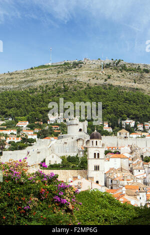 Blick auf die Altstadt, Stadtmauer und Mount Srd in Dubrovnik, Kroatien. Stockfoto