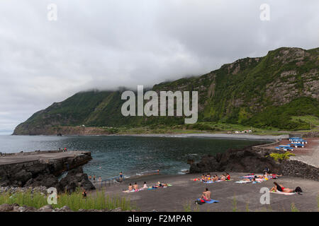 Menschen liegen am Hafen in Ponta Delgada, der Insel Flores, Azoren Stockfoto