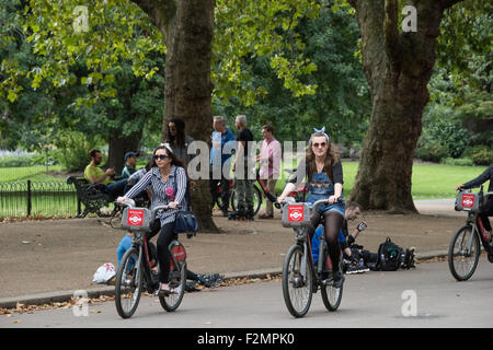 Zwei Mädchen Boris Fahrradfahren durch den Hyde Park in The City of London UK Stockfoto