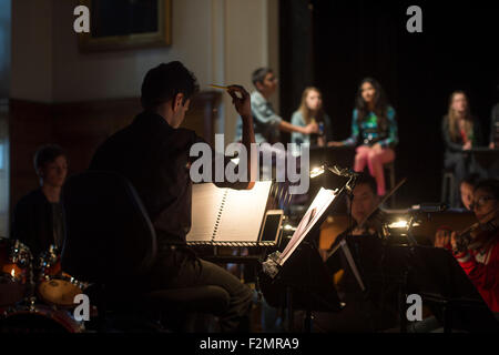 Musik und Drama Studenten üben ihr Spiel "Seven Seas of Rhye" an des Königs Edwards School, Birmingham UK Stockfoto